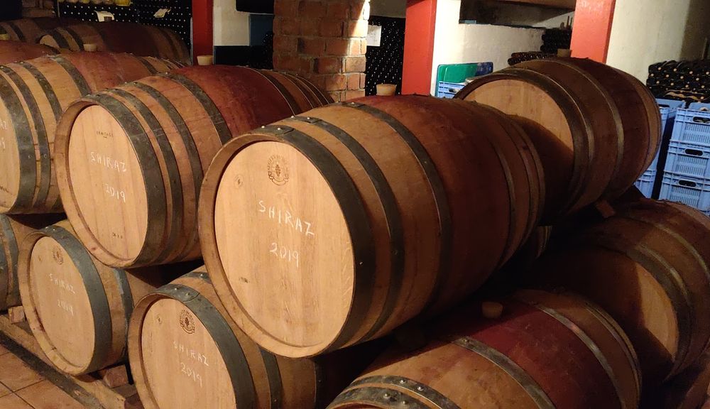 beczki z winem w winnicy Agia Mavri na Cyprze