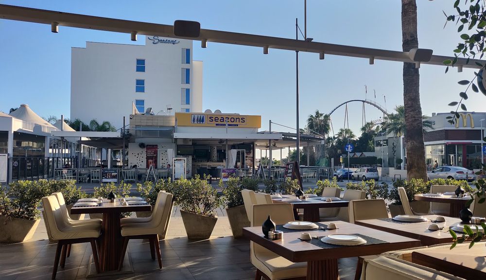 restauracja w Ayia Napie z tarasem i stolikami