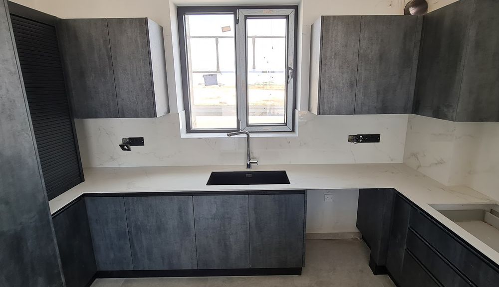 nowoczesna kuchnia w cypryjskim domu ze zlewem i kranem