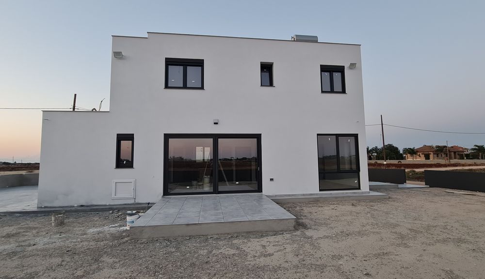 świeżo wybudowany dom bez podwórka