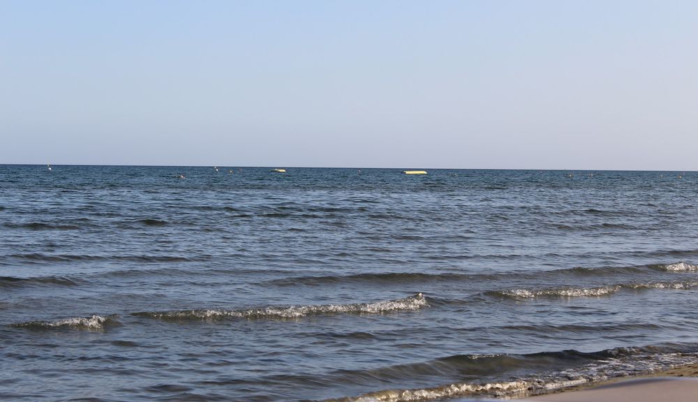 wietrzne morze w Protaras z falami na plaży